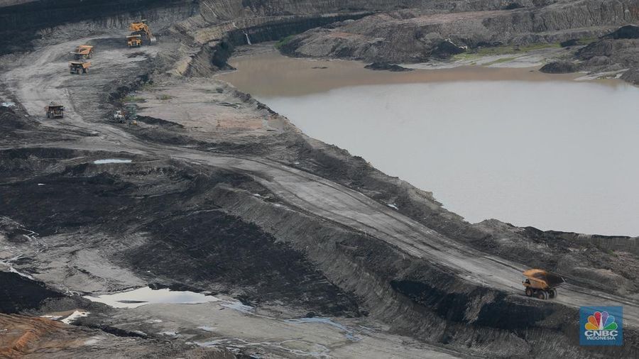 Aktivitas pertambangan batubara milik Bayan Resources di Tabang/Pakar, Kalimantan, Jumat (17/11/2023). (CNBC Indonesia/Muhammad Sabki).