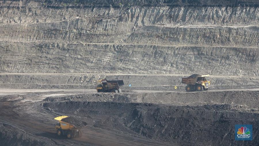 Aktivitas pertambangan batubara milik Bayan Resources di Tabang/Pakar, Kalimantan, Jumat (17/11/2023). (վ/Muhammad Sabki)
