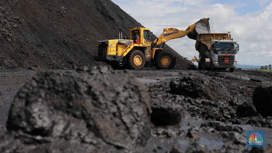 Aktivitas pertambangan batubara milik Bayan Resources di Tabang/Pakar, Kalimantan, Jumat (17/11/2023). (վ/Muhammad Sabki)