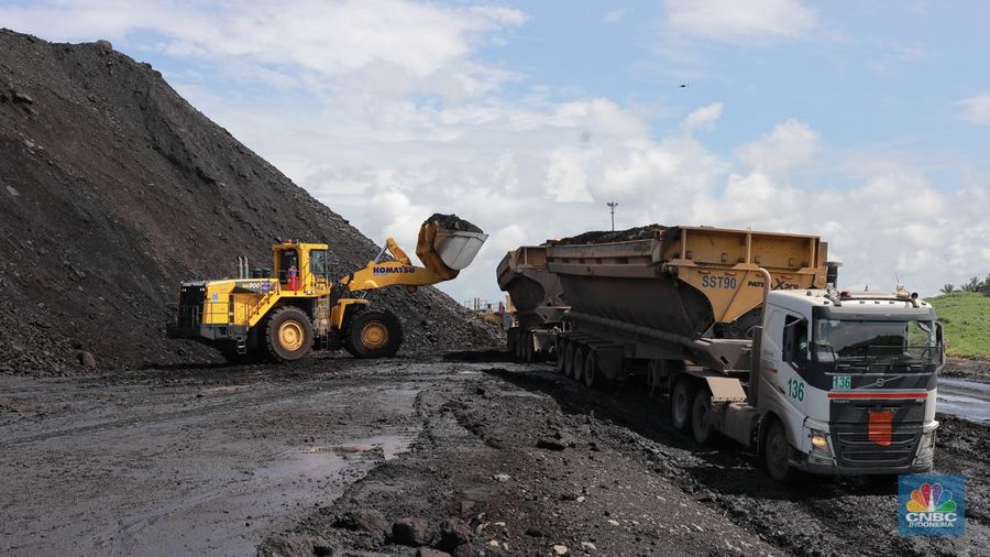 Aktivitas pertambangan batubara milik Bayan Resources di Tabang/Pakar, Kalimantan, Jumat (17/11/2023). (²©²ÊÍøÕ¾/Muhammad Sabki)