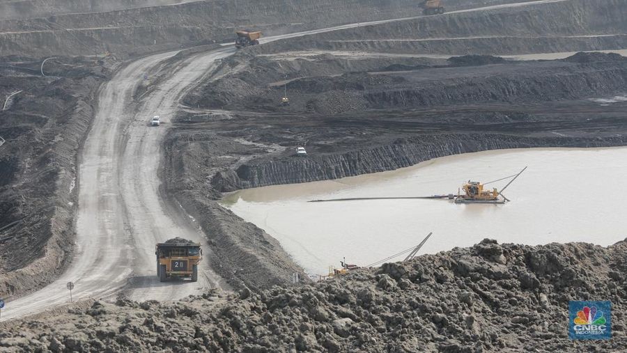 Aktivitas pertambangan batubara milik Bayan Resources di Tabang/Pakar, Kalimantan, Jumat (17/11/2023). (CNBC Indonesia/Muhammad Sabki).