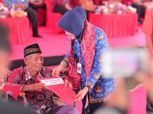 Sambangi Warga Karangjoho, Bupati Klaten Pantau Pembangunan-Beri Bantuan