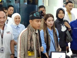 Tiba di Bandara Sultan Thaha Jambi, Gibran Jadi Rebutan Selfie Ibu-Ibu