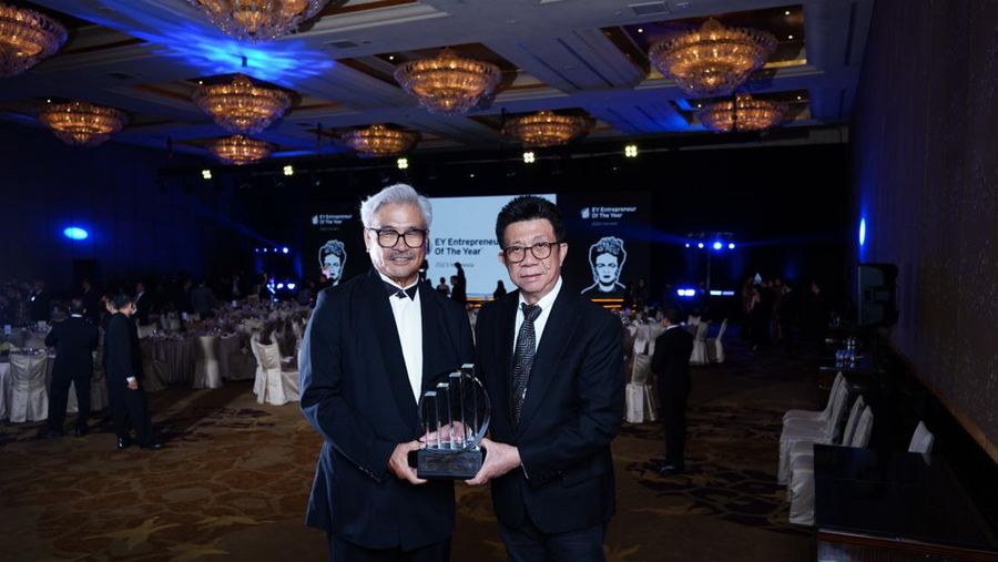 Foto 2: Chairman dan Founder PT DAP, Andreas Wihardja (kiri) serta Vice Chairman dan Co-Founder PT DAP, Hendry Setiawan (kanan), saat menerima Special Award for Entrepreneur Spirit category dalam ajang EY Entrepreneur of the Year 2023 (EOY) di Hotel Mulia Senayan pada Selasa (14/11).Penghargaan tersebut diberikan berdasarkan semangat kewirausahaan, tujuan, pertumbuhan, dan dampaknya, serta kontribusi dan atribut inti lainnya.