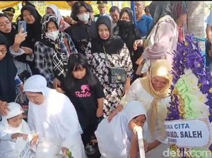 Tangis Anak-Istri Saat Mayor Yuda Awak Pesawat Super Tucano Dimakamkan