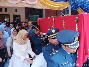 Isak Tangis Warnai Kedatangan Jenazah Yuda Pilot Super Tucano di Magetan