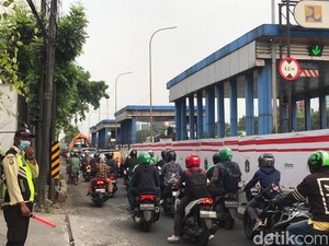 Galian di Jl TB Simatupang Belum Kelar-kelar, Pemotor Keluhkan Macet!
