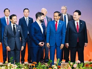 Jokowi Hadiri KTT APEC 2023, Foto Diapit Presiden Chile-Presiden Korsel