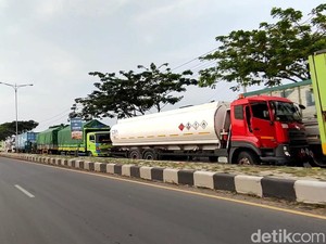 Sambat Pengusaha Truk Rugi Rp 1 Juta Sehari Imbas Pantura Pati-Rembang Macet