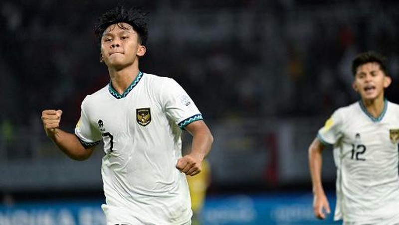 Laga Timnas Indonesia U-17 melawan Maroko dalam lanjutan Grup A Piala Dunia U-17 di Stadion Geklora Bung Tomo (GBT), Surabaya, Jawa TImur, Kamis (16/11/2023) malam. (Juni Kriswanto / AFP)