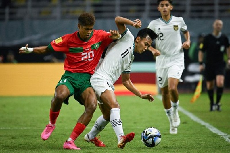 Laga Timnas Indonesia U-17 melawan Maroko dalam lanjutan Grup A Piala Dunia U-17 di Stadion Geklora Bung Tomo (GBT), Surabaya, Jawa TImur, Kamis (16/11/2023) malam. (Juni Kriswanto / AFP)