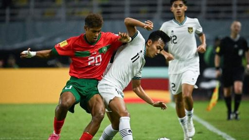Laga Timnas Indonesia U-17 melawan Maroko dalam lanjutan Grup A Piala Dunia U-17 di Stadion Geklora Bung Tomo (GBT), Surabaya, Jawa TImur, Kamis (16/11/2023) malam. (Juni Kriswanto / AFP)
