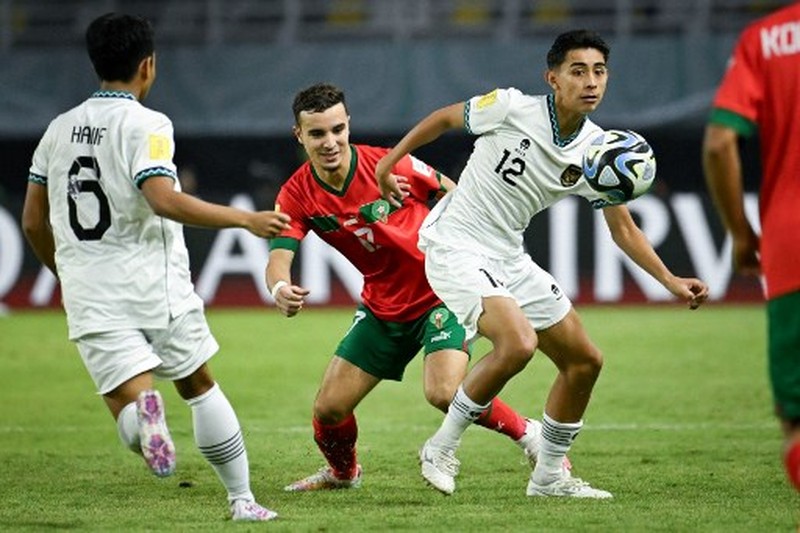 Laga Timnas Indonesia U-17 melawan Maroko dalam lanjutan Grup A Piala Dunia U-17 di Stadion Geklora Bung Tomo (GBT), Surabaya, Jawa TImur, Kamis (16/11/2023) malam. (Juni Kriswanto / AFP)