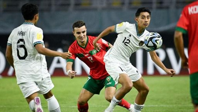 Laga Timnas Indonesia U-17 melawan Maroko dalam lanjutan Grup A Piala Dunia U-17 di Stadion Geklora Bung Tomo (GBT), Surabaya, Jawa TImur, Kamis (16/11/2023) malam. (Juni Kriswanto / AFP)