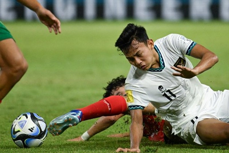 Laga Timnas Indonesia U-17 melawan Maroko dalam lanjutan Grup A Piala Dunia U-17 di Stadion Geklora Bung Tomo (GBT), Surabaya, Jawa TImur, Kamis (16/11/2023) malam. (Juni Kriswanto / AFP) Laga Timnas Indonesia U-17 melawan Maroko dalam lanjutan Grup A Piala Dunia U-17 di Stadion Geklora Bung Tomo (GBT), Surabaya, Jawa TImur, Kamis (16/11/2023) malam. (Juni Kriswanto / AFP)