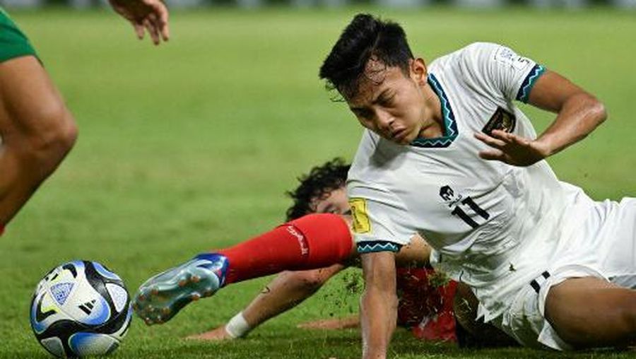 Laga Timnas Indonesia U-17 melawan Maroko dalam lanjutan Grup A Piala Dunia U-17 di Stadion Geklora Bung Tomo (GBT), Surabaya, Jawa TImur, Kamis (16/11/2023) malam. (Juni Kriswanto / AFP)