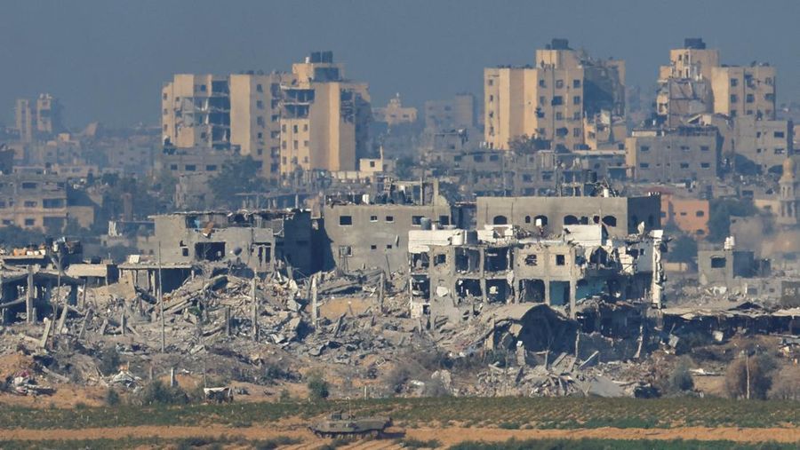 Manuver Pengangkut Personel Lapis Baja (APC) militer Israel di dekat Gaza, di tengah konflik yang sedang berlangsung antara Israel dan kelompok Palestina Hamas, 17 November 2023. (REUTERS/Alexander Ermochenko)