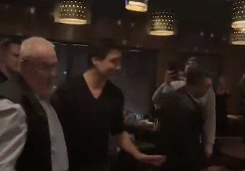 Massa pro-Palestina menggeruduk sebuah kafe yang didatangi Perdana Menteri Kanada, Justin Trudeau. (Tangkapan Layar Video CNN Internasional/Lynn-Marie Angus)