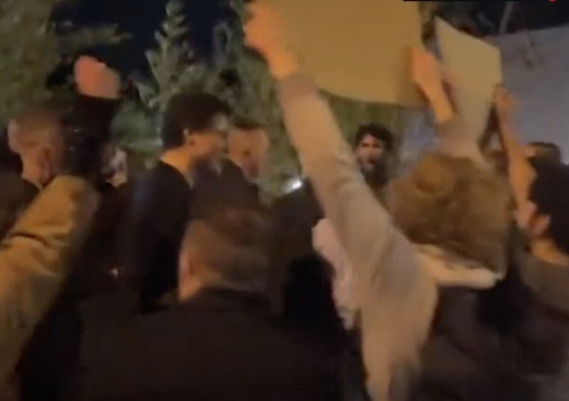 Massa pro-Palestina menggeruduk sebuah kafe yang didatangi Perdana Menteri Kanada, Justin Trudeau. Massa pro-Palestina menggeruduk sebuah kafe yang didatangi Perdana Menteri Kanada, Justin Trudeau. (Tangkapan Layar Video CNN Internasional/Lynn-Marie Angus)