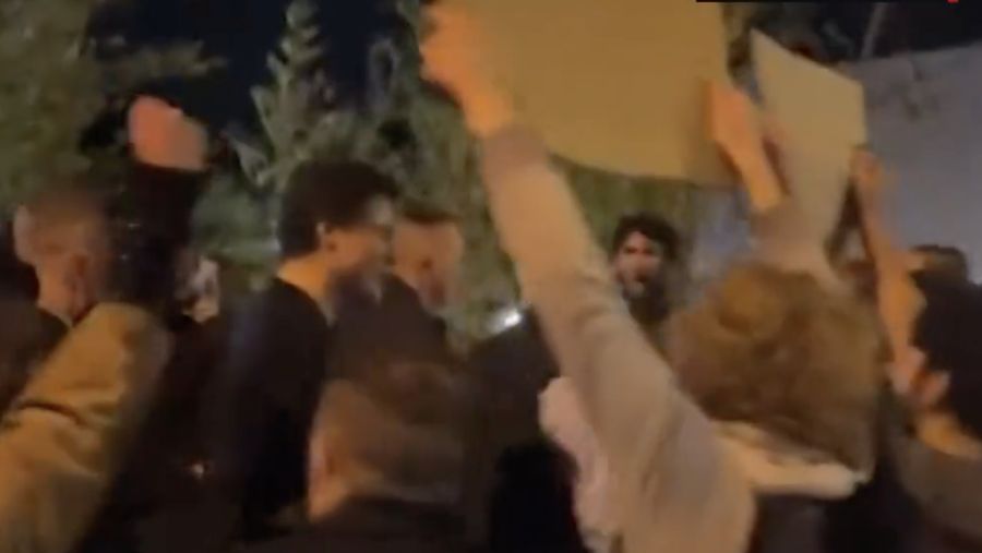 Massa pro-Palestina menggeruduk sebuah kafe yang didatangi Perdana Menteri Kanada, Justin Trudeau. (Tangkapan Layar Video CNN Internasional/Lynn-Marie Angus)