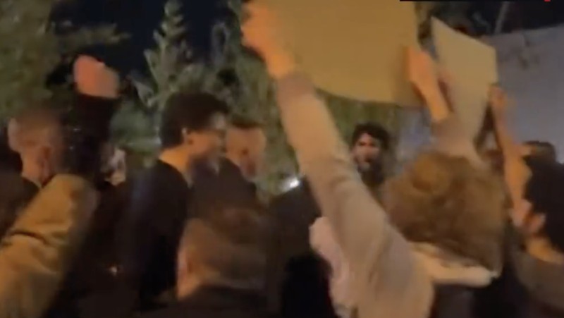 Massa pro-Palestina menggeruduk sebuah kafe yang didatangi Perdana Menteri Kanada, Justin Trudeau. (Tangkapan Layar Video CNN Internasional/Lynn-Marie Angus)