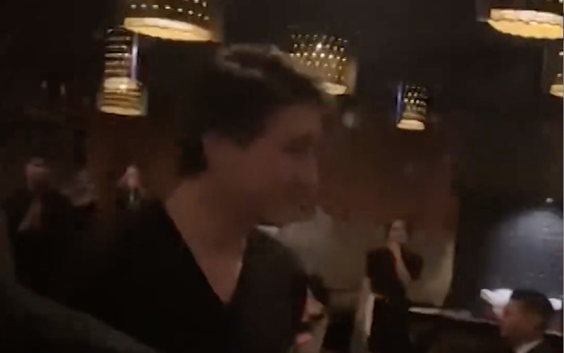 Massa pro-Palestina menggeruduk sebuah kafe yang didatangi Perdana Menteri Kanada, Justin Trudeau. Massa pro-Palestina menggeruduk sebuah kafe yang didatangi Perdana Menteri Kanada, Justin Trudeau. (Tangkapan Layar Video CNN Internasional/Lynn-Marie Angus)