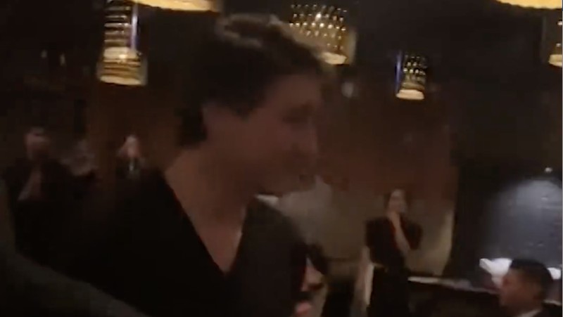 Massa pro-Palestina menggeruduk sebuah kafe yang didatangi Perdana Menteri Kanada, Justin Trudeau. (Tangkapan Layar Video CNN Internasional/Lynn-Marie Angus)