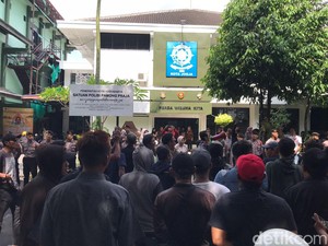 Relawan Ganjar Geruduk Kantor Satpol PP Jogja, Protes Pencopotan Rontek