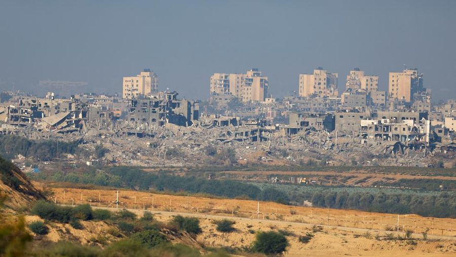 Pemandangan bangunan rusak di Gaza, di tengah konflik yang sedang berlangsung antara Israel dan kelompok Palestina Hamas, 17 November 2023. (REUTERS/Alexander Ermochenko)