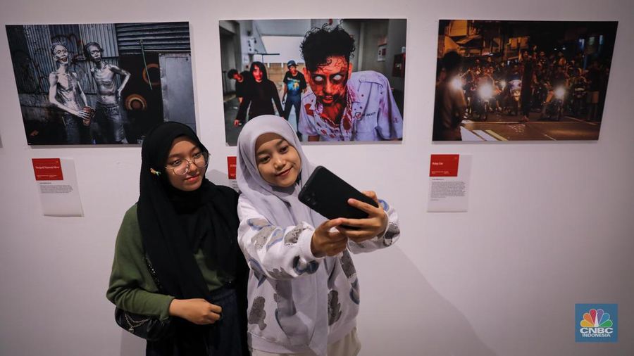 Pengunjung melihat pameran fotografi tahunan bertajuk Rekam Jakarta di Galeri Emiria Soenassa Taman Ismail Marzuki, Jakarta, Jumat (17/11/2023). (CNBC Indonesia/Faisal Rahman)