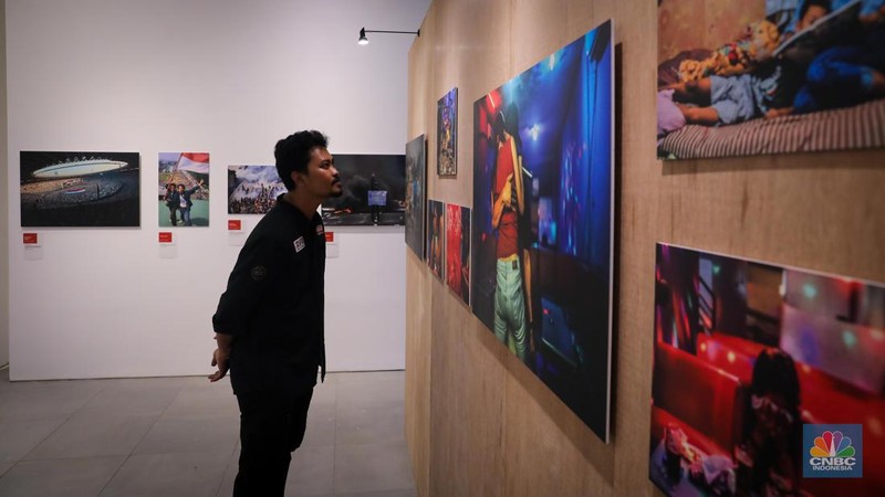 Pengunjung melihat pameran fotografi tahunan bertajuk Rekam Jakarta di Galeri Emiria Soenassa Taman Ismail Marzuki, Jakarta, Jumat (17/11/2023). (CNBC Indonesia/Faisal Rahman)