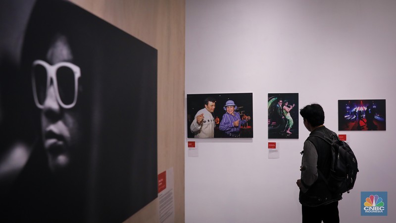 Pengunjung melihat pameran fotografi tahunan bertajuk Rekam Jakarta di Galeri Emiria Soenassa Taman Ismail Marzuki, Jakarta, Jumat (17/11/2023). (CNBC Indonesia/Faisal Rahman)