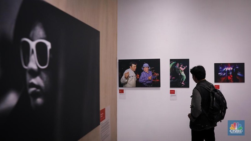 Pengunjung melihat pameran fotografi tahunan bertajuk Rekam Jakarta di Galeri Emiria Soenassa Taman Ismail Marzuki, Jakarta, Jumat (17/11/2023). (CNBC Indonesia/Faisal Rahman)