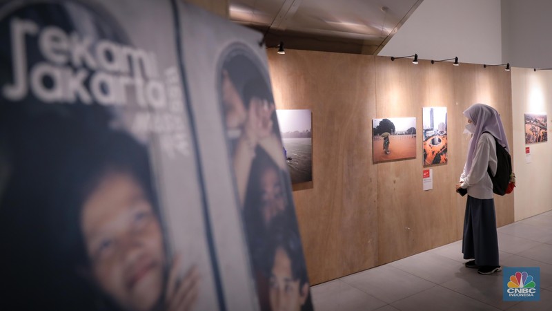 Pengunjung melihat pameran fotografi tahunan bertajuk Rekam Jakarta di Galeri Emiria Soenassa Taman Ismail Marzuki, Jakarta, Jumat (17/11/2023). (CNBC Indonesia/Faisal Rahman)