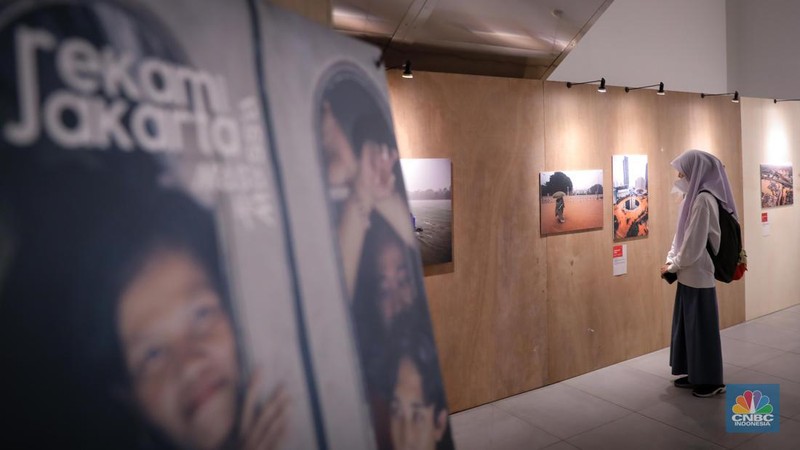Pengunjung melihat pameran fotografi tahunan bertajuk Rekam Jakarta di Galeri Emiria Soenassa Taman Ismail Marzuki, Jakarta, Jumat (17/11/2023). (CNBC Indonesia/Faisal Rahman)