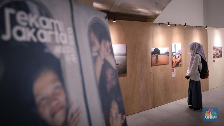 Pengunjung melihat pameran fotografi tahunan bertajuk Rekam Jakarta di Galeri Emiria Soenassa Taman Ismail Marzuki, Jakarta, Jumat (17/11/2023). (CNBC Indonesia/Faisal Rahman)