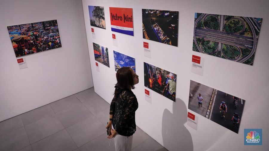 Pengunjung melihat pameran fotografi tahunan bertajuk Rekam Jakarta di Galeri Emiria Soenassa Taman Ismail Marzuki, Jakarta, Jumat (17/11/2023). (CNBC Indonesia/Faisal Rahman)