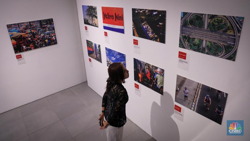 Pengunjung melihat pameran fotografi tahunan bertajuk Rekam Jakarta di Galeri Emiria Soenassa Taman Ismail Marzuki, Jakarta, Jumat (17/11/2023). (CNBC Indonesia/Faisal Rahman)