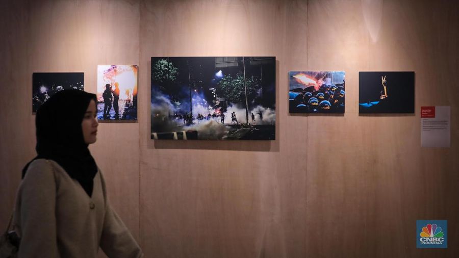 Pengunjung melihat pameran fotografi tahunan bertajuk Rekam Jakarta di Galeri Emiria Soenassa Taman Ismail Marzuki, Jakarta, Jumat (17/11/2023). (CNBC Indonesia/Faisal Rahman)
