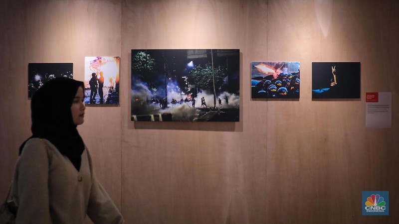 Pengunjung melihat pameran fotografi tahunan bertajuk Rekam Jakarta di Galeri Emiria Soenassa Taman Ismail Marzuki, Jakarta, Jumat (17/11/2023). (CNBC Indonesia/Faisal Rahman)