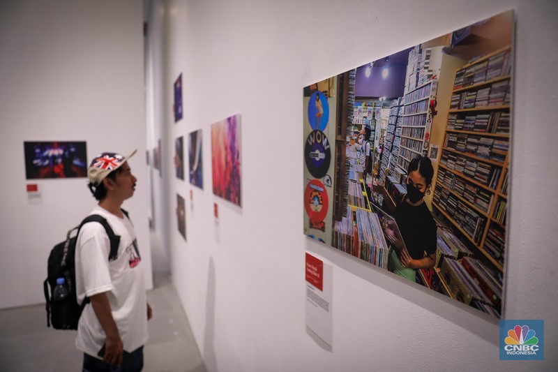 Pengunjung melihat pameran fotografi tahunan bertajuk Rekam Jakarta di Galeri Emiria Soenassa Taman Ismail Marzuki, Jakarta, Jumat (17/11/2023). (CNBC Indonesia/Faisal Rahman)