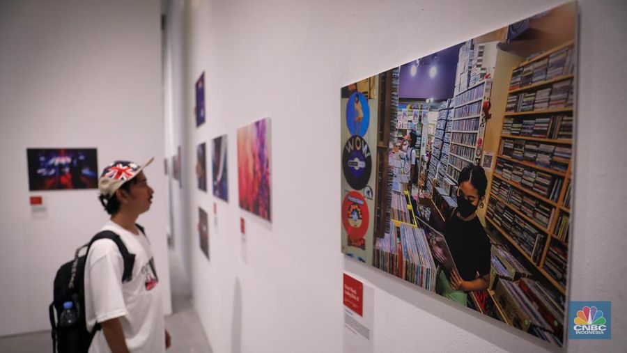 Pengunjung melihat pameran fotografi tahunan bertajuk Rekam Jakarta di Galeri Emiria Soenassa Taman Ismail Marzuki, Jakarta, Jumat (17/11/2023). (CNBC Indonesia/Faisal Rahman)