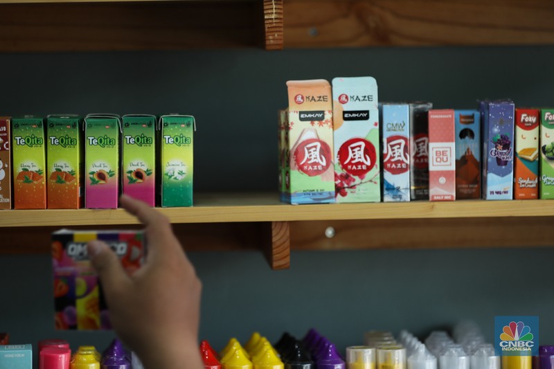 Penjual melayani pembeli tembakau di salah satu pasar tradisional di kawasan Jakarta, Jumat, (17/11/2023). Penjual melayani pembeli tembakau di salah satu pasar tradisional di kawasan Jakarta, Jumat, (17/11/2023). (CNBC Indonesia/Tri Susilo)
