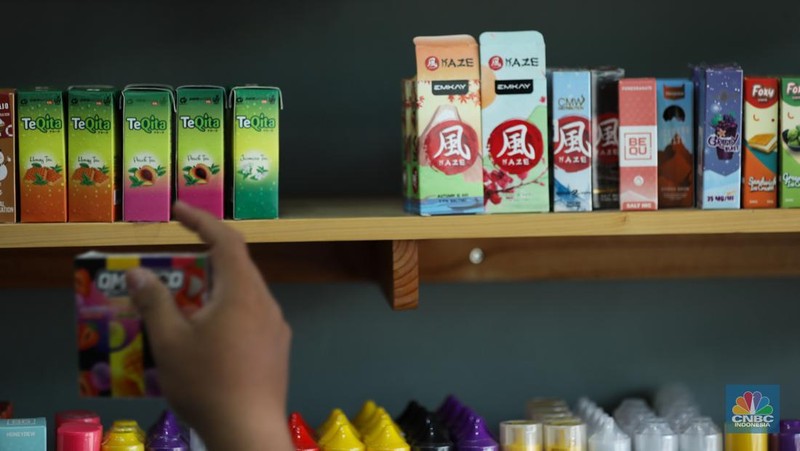 Penjual melayani pembeli tembakau di salah satu pasar tradisional di kawasan Jakarta, Jumat, (17/11/2023). (CNBC Indonesia/Tri Susilo)