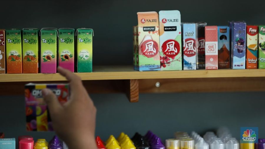 Penjual melayani pembeli tembakau di salah satu pasar tradisional di kawasan Jakarta, Jumat, (17/11/2023). (CNBC Indonesia/Tri Susilo)