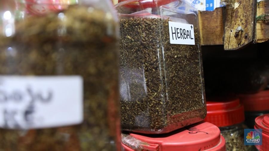 Penjual melayani pembeli tembakau di salah satu pasar tradisional di kawasan Jakarta, Jumat, (17/11/2023). (վ/Tri Susilo)
