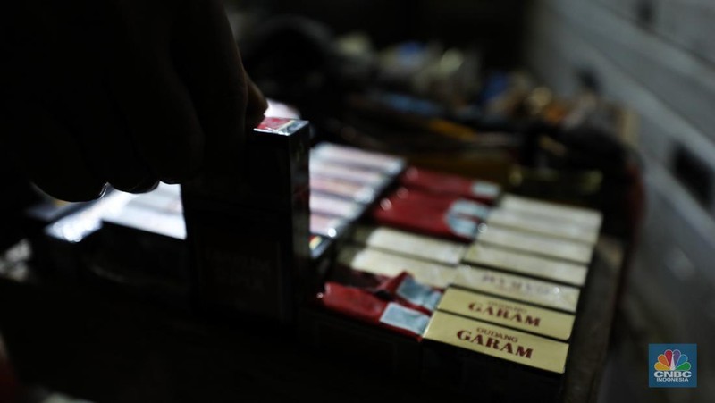 Penjual melayani pembeli tembakau di salah satu pasar tradisional di kawasan Jakarta, Jumat, (17/11/2023). (CNBC Indonesia/Tri Susilo)