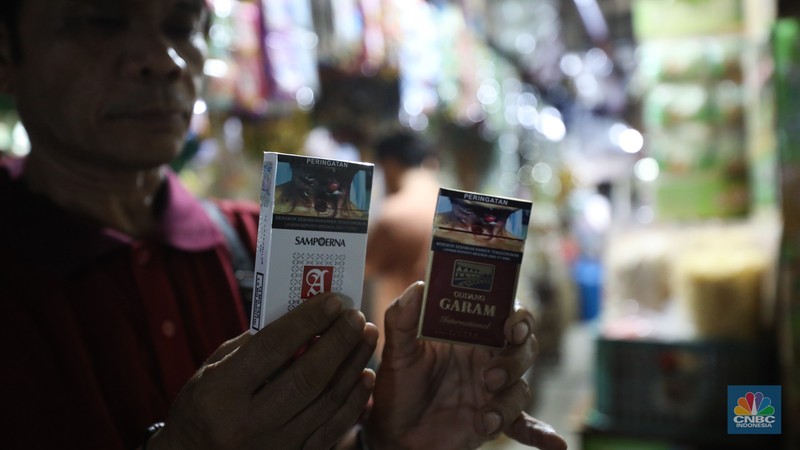 Penjual melayani pembeli tembakau di salah satu pasar tradisional di kawasan Jakarta, Jumat, (17/11/2023). (CNBC Indonesia/Tri Susilo)