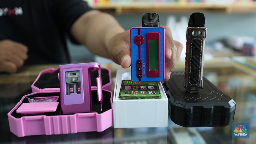 Penjual melayani pembeli tembakau di salah satu pasar tradisional di kawasan Jakarta, Jumat, (17/11/2023). (²©²ÊÍøÕ¾/Tri Susilo)