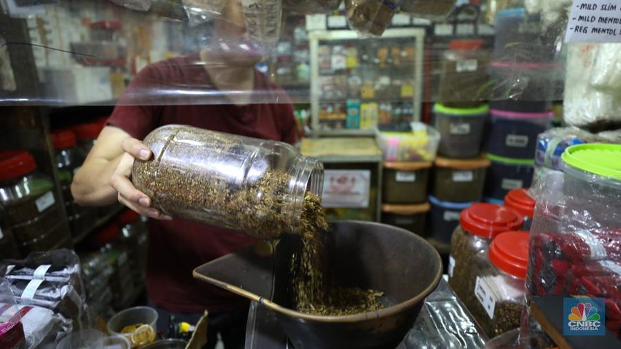 Penjual melayani pembeli tembakau di salah satu pasar tradisional di kawasan Jakarta, Jumat, (17/11/2023). (CNBC Indonesia/Tri Susilo)